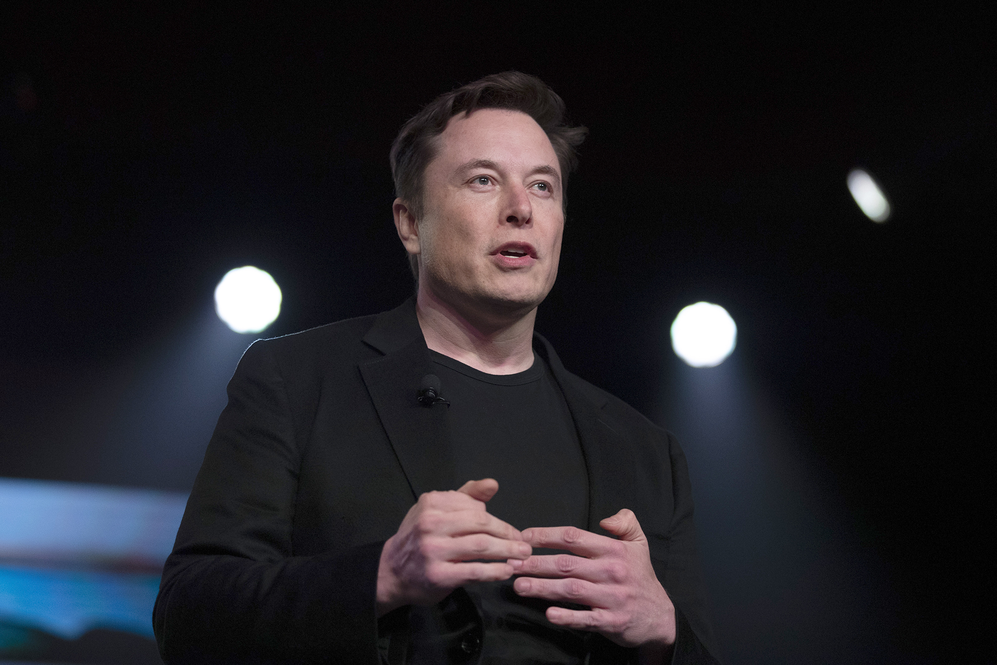 Elon Musk Keeps Fans Guessing by Tweeting Mysterious Chinese Poem