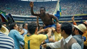 Pele's teammates celebrate him