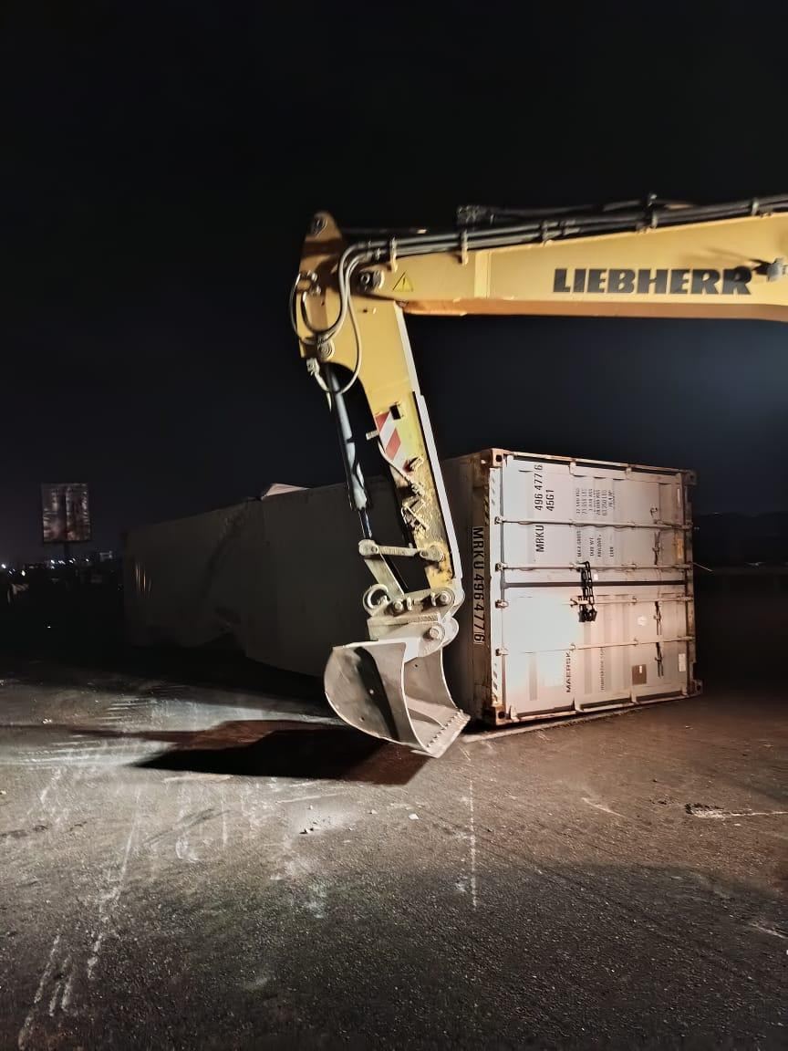 Tragedy Averted on Lagos-Ibadan Expressway: Truck Conveys Container Safely